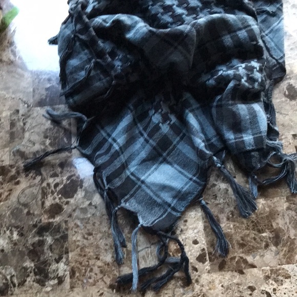 Scarf Fringed Blue and Black houndstooth pattern. - Picture 2 of 2